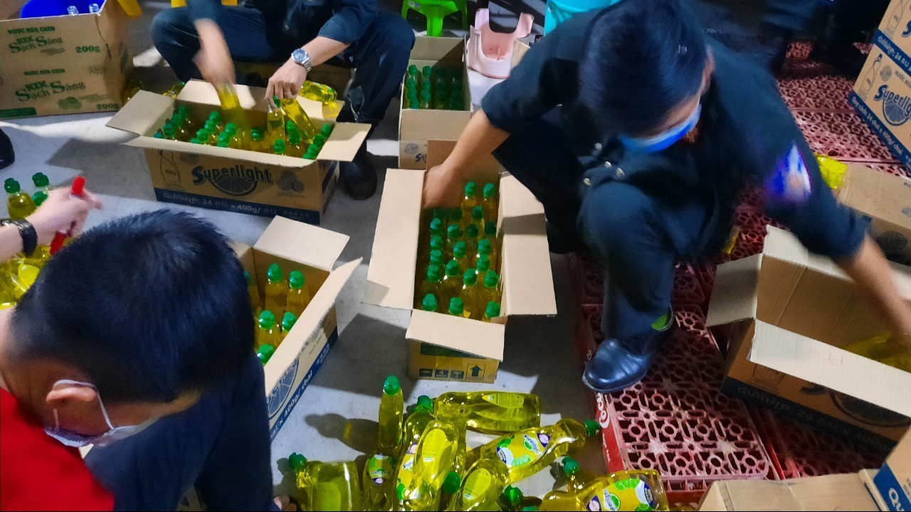 Tạm giữ gần 7.000 chai nước rửa chén hiệu "Superlight" tại An Giang
