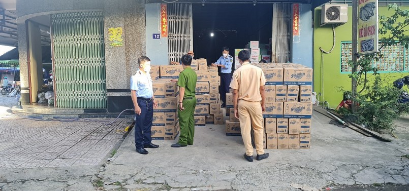 Đoàn kiểm tra hộ kinh doanh tại thị trấn Tịnh Biên (Ảnh: Lan Đài)