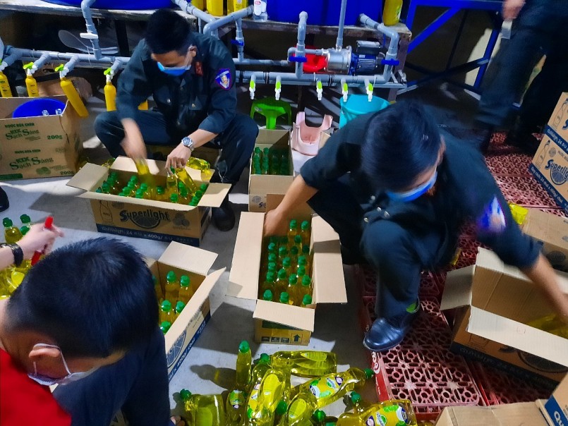 Đoàn kiểm tra cở sở sản xuất tại xã Đa Phước, huyện An Phú (Ảnh: Lan Đài)