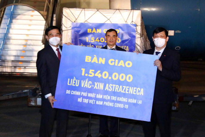 Bộ trưởng Bộ Quốc phòng Phan Văn Giang trao tượng trưng cho Bộ trưởng Bộ Y tế Nguyễn Thanh Long số lượng 1.540.000 liều vaccine AstraZeneca do Chính phủ Nhật Bản viện trợ không hoàn lại cho Việt Nam