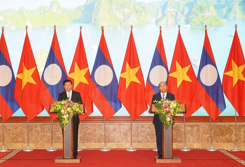 Thủ tướng Nguyễn Xuân Phúc và Thủ tướng Lào Thongloun Sisoulith chủ trì họp báo. Ảnh: VGP/Quang Hiếu
