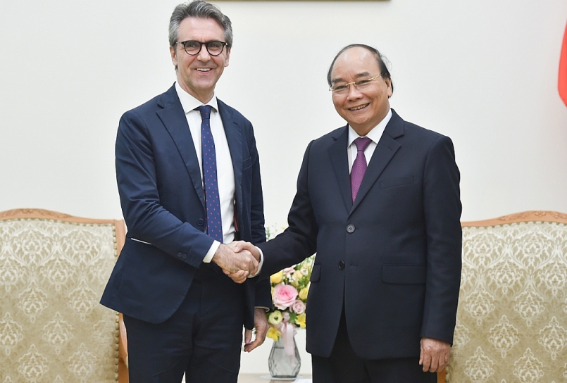 Thủ tướng Nguyễn Xuân Phúc tiếp Đại sứ, Trưởng Phái đoàn EU tại Việt Nam Giorgio Aliberti. Ảnh: VGP