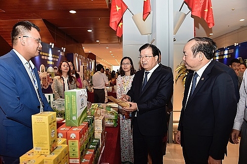 Phó Thủ tướng tham quan gian trưng bảy sản phẩm của một số HTX - Ảnh: VGP/Nhật Bắc