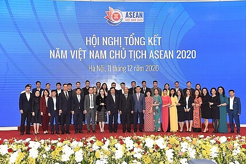 Thủ tướng và các cán bộ phục vụ ASEAN - Ảnh: VGP