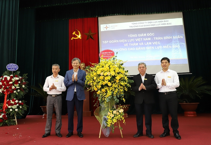 Tổng Giám đốc EVN tặng hoa chúc mừng các thầy, cô giáo trường Cao đẳng Điện lực miền Bắc nhân dịp kỷ niệm 38 năm ngày Nhà giáo Việt Nam (20/11/1982 – 20/11/2020).