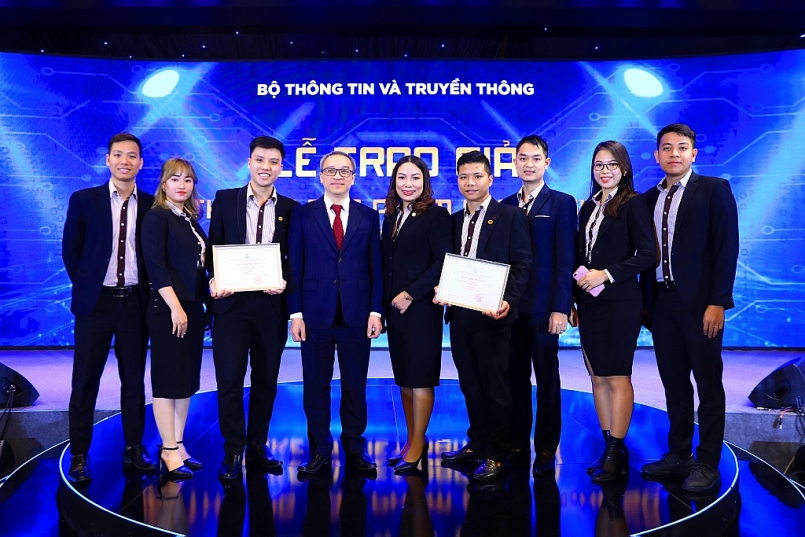 Thứ trưởng Bộ Thông tin và Truyền thông Phan Tâm (thứ tư từ trái sang) chúc mừng MISA với thành tích đạt được tải giải thưởng năm nay