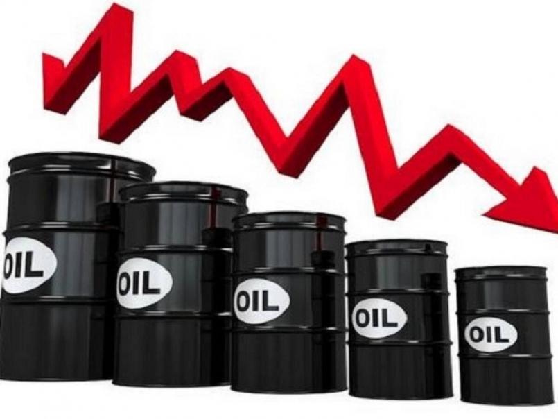 Giá xăng dầu hôm nay 29/12: Lao dốc