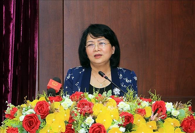 Phó Chủ tịch nước Đặng Thị Ngọc Thịnh dự và phát biểu tại lễ kỷ niệm 75 năm Ngày Tổng tuyển cử đầu tiên bầu Quốc hội Việt Nam tại Vĩnh Long. Ảnh: TTXVN