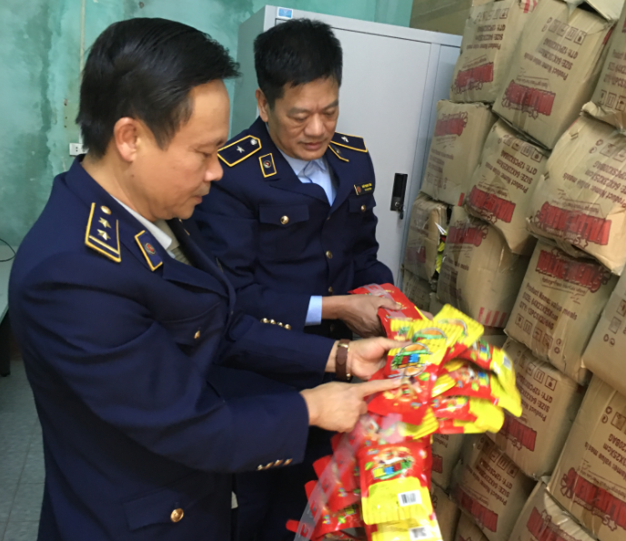 Lào Cai: Tạm giữ trên 55.000 gói kẹo không rõ nguồn gốc xuất xứ