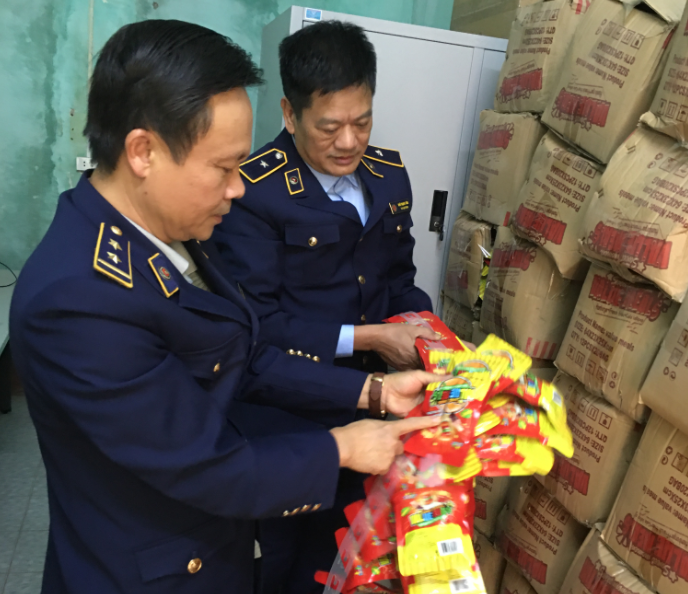 Lào Cai: Tạm giữ trên 55.000 gói kẹo không rõ nguồn gốc xuất xứ