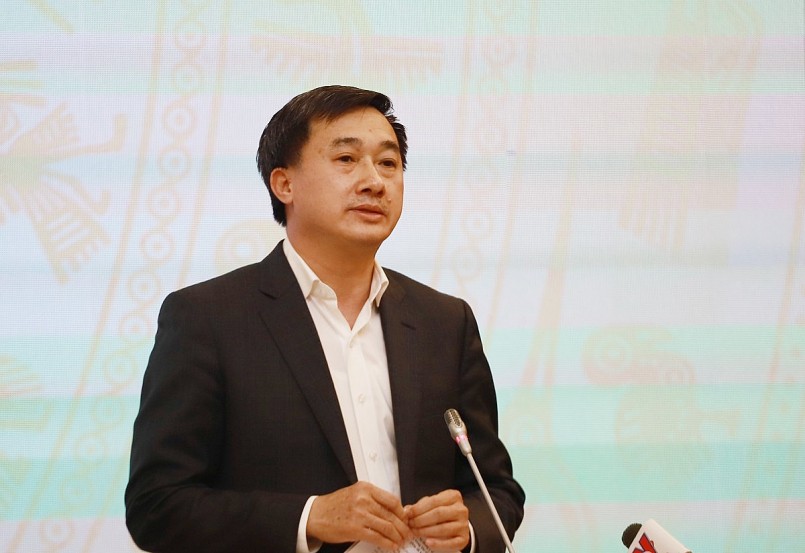 Thứ trưởng Bộ Y tế Trần Văn Thuấn trả lời các câu hỏi của báo chí trong họp báo Chính phủ thường kỳ tháng 11