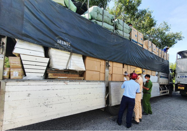  Phát hiện nhiều xe tải chở hàng lậu trên Quốc lộ 91 tỉnh An Giang.