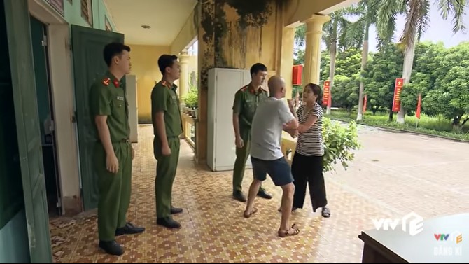 Preview phim “Phố trong làng” tập 21: Mến bất ngờ đi tự thú vụ trộm hòm công đức