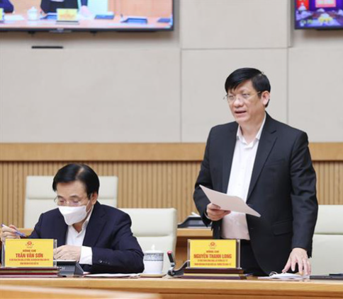 Bộ trưởng Bộ Y tế Nguyễn Thanh Long báo cáo tình hình, diễn biến dịch bệnh. Ảnh: Dương Giang-TTXVN