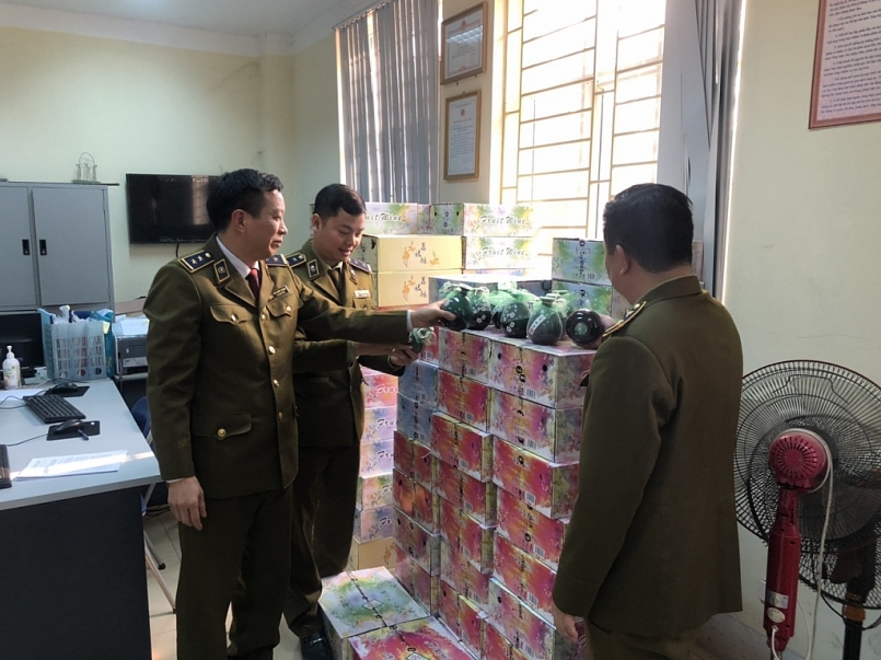 Cục QLTT tỉnh Lào Cai tạm giữ gần 1.100 bình rượu trái cây nhập lậu