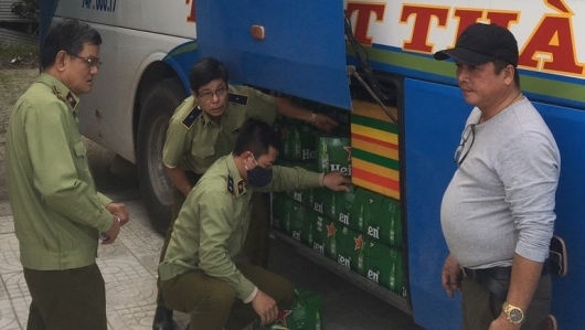 Quảng Ngãi: Phát hiện 2 phương tiện vận chuyển 900 chai bia nhãn hiệu Heineken nhập lậu
