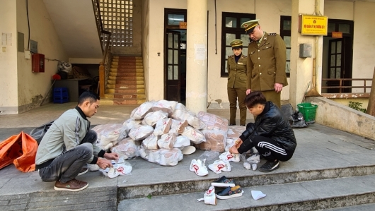 Hà Giang: Tiêu hủy hơn 200 đôi giày thời trang giả mạo nhãn hiệu nổi tiếng