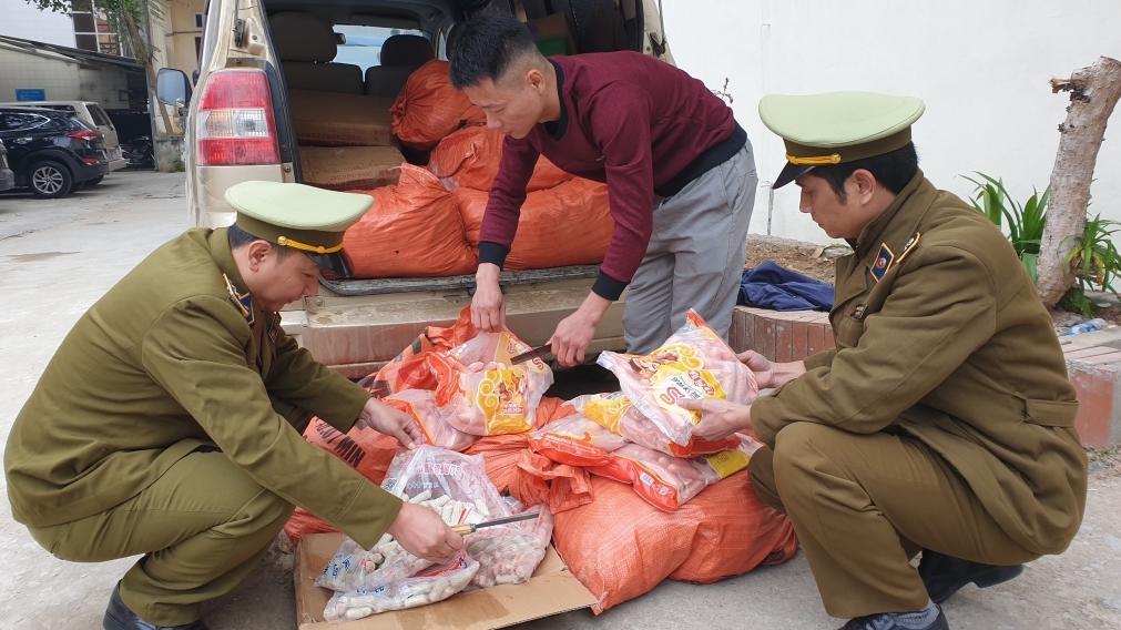 Lạng Sơn: Thu giữ gần 500kg xúc xích và chả cá nhập lậu