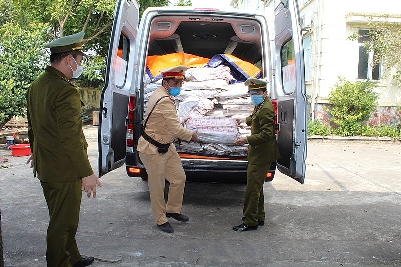 Cơ quan chức năng tỉnh Quảng Ninh vừa phát hiện, bắt giữ gần 700kg mực ống bốc mùi hôi thối đang được vận chuyển đi tiêu thụ