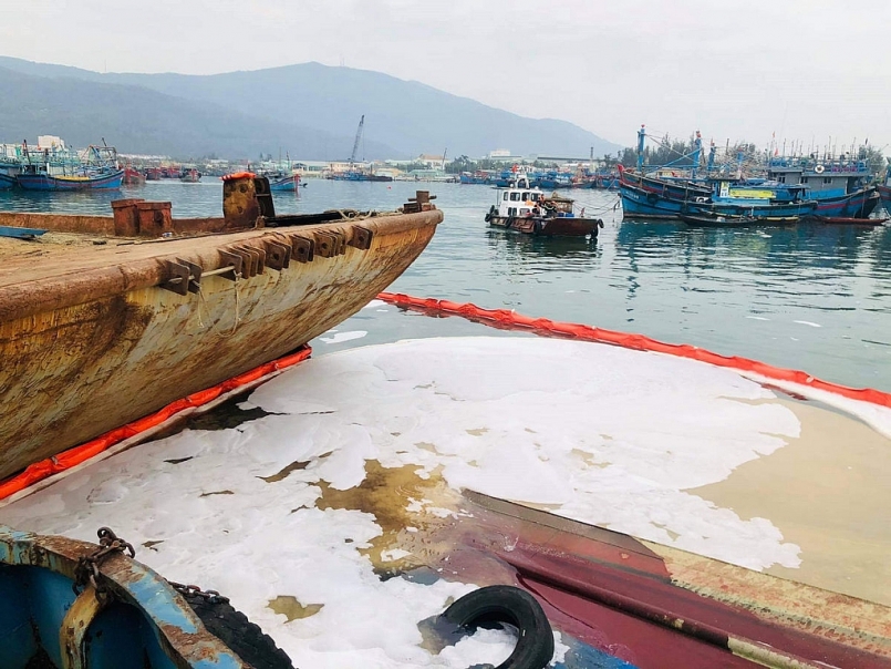 Xử lý sự cố tràn dầu trên âu thuyền, cảng cá Thọ Quang