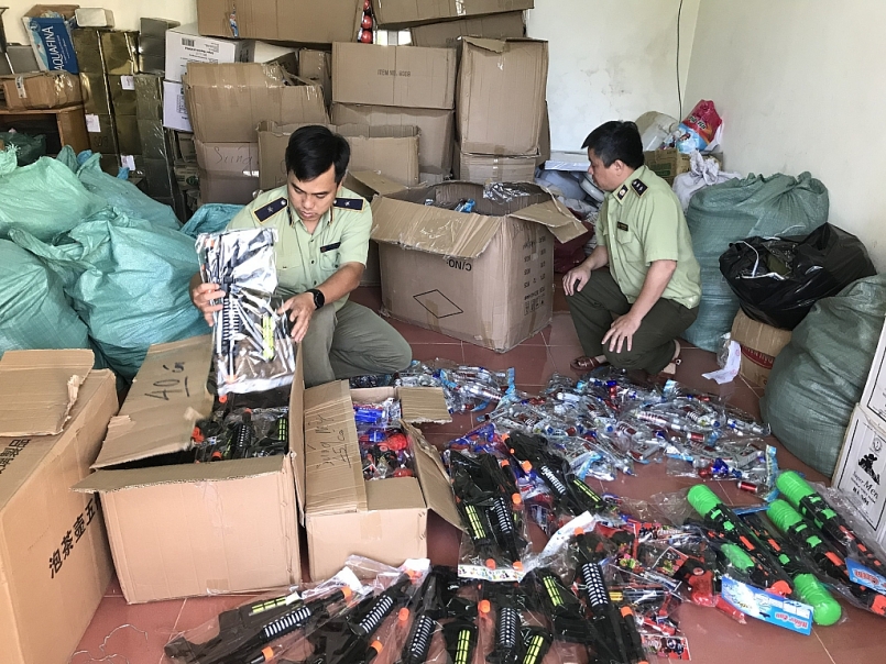 QLTT Gia Lai tạm giữ hơn 1.000 cây súng nhựa do Trung Quốc sản xuất