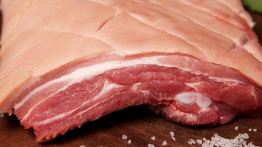 Giá thịt lợn hôm nay 23/2: Tiếp tục giảm tại Công ty Thực phẩm bán lẻ