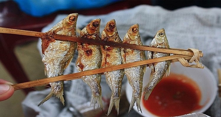 Cá nướng Pắc Ngòi là một món ăn đặc sản khi đi du lịch hồ Ba Bể, tỉnh Bắc Kạn
