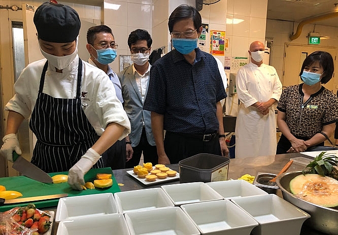Đoàn kiểm tra của Sở Y tế Hà Nội kiểm tra công tác bảo đảm an toàn thực phẩm tại một khách sạn trên địa bàn quận Nam Từ Liêm. Ảnh: Trang Thu