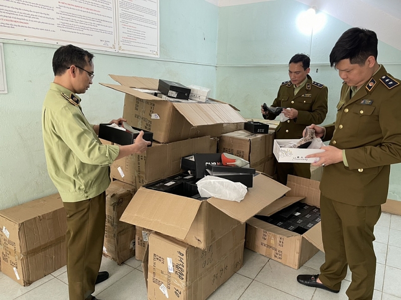 QLTT Lào Cai phát hiện và tạm giữ 550 đôi giày nữ nhập lậu