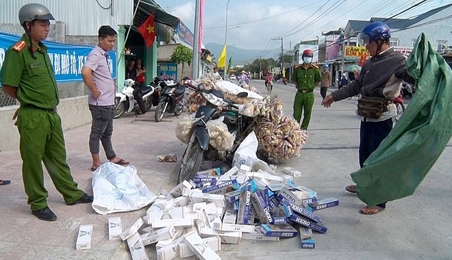 An Giang: Phát hiện1.500 gói thuốc lá ngoại nhập lậu được ngụy trang tinh vi bằng xe chở bắp rang