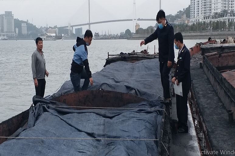Chỉ trong một ngày, lực lượng hải quan Quảng Ninh đã liên tiếp phát hiện nhiều tàu vỏ sắt vận chuyển hàng chục tấn than lậu