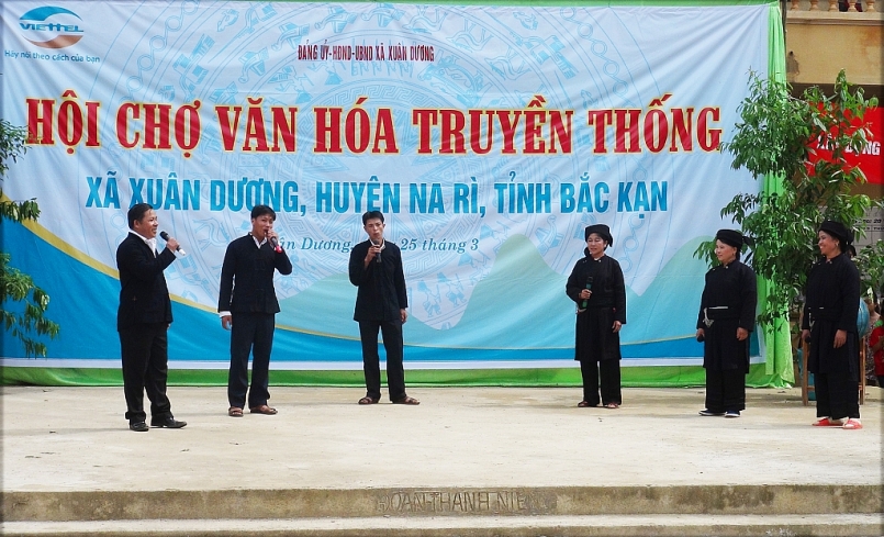 Trình diễn hát Sli tại Hội chợ văn hóa truyền thống xã Xuân Dương, huyện Na Rì