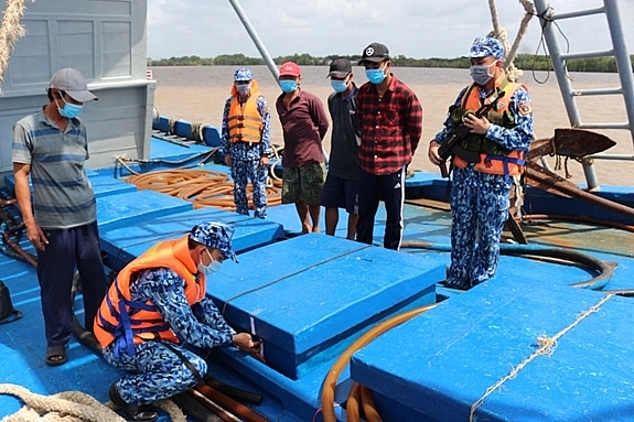Lực lượng Cảnh sát biển bắt giữ gần 120 nghìn lít dầu DO vận chuyển trái phép