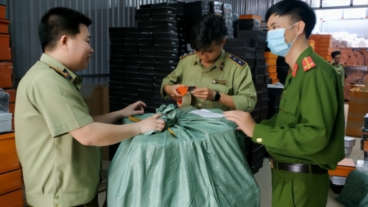 Nam Định: Triệt phá kho hàng 'khủng' giả nhãn hiệu Hermès, LV, Chanel