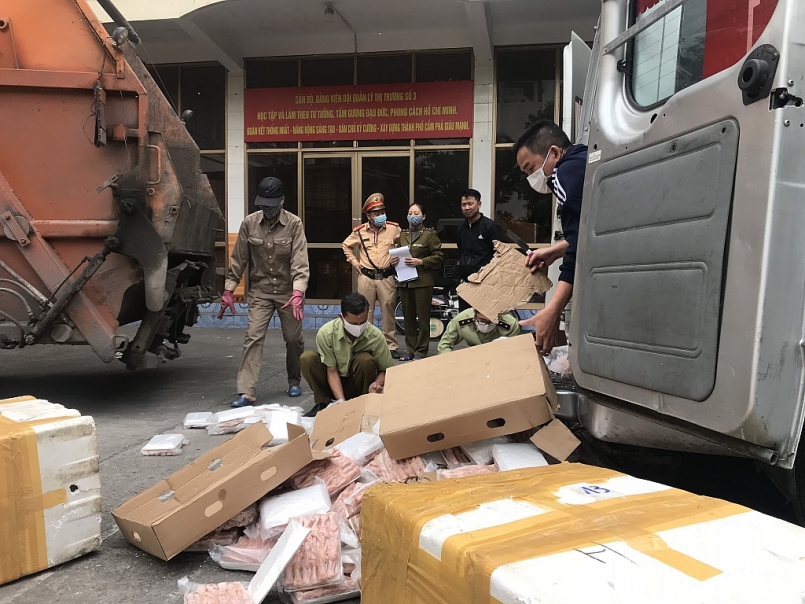 Quảng Ninh: Phát hiện, tiêu hủy 1.020 kg chân gà tẩm ướp không rõ nguồn gốc