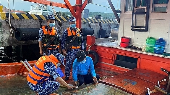 Lực lượng cảnh sát biển bắt giữ tàu chở 60.000 lít dầu DO không rõ nguồn gốc