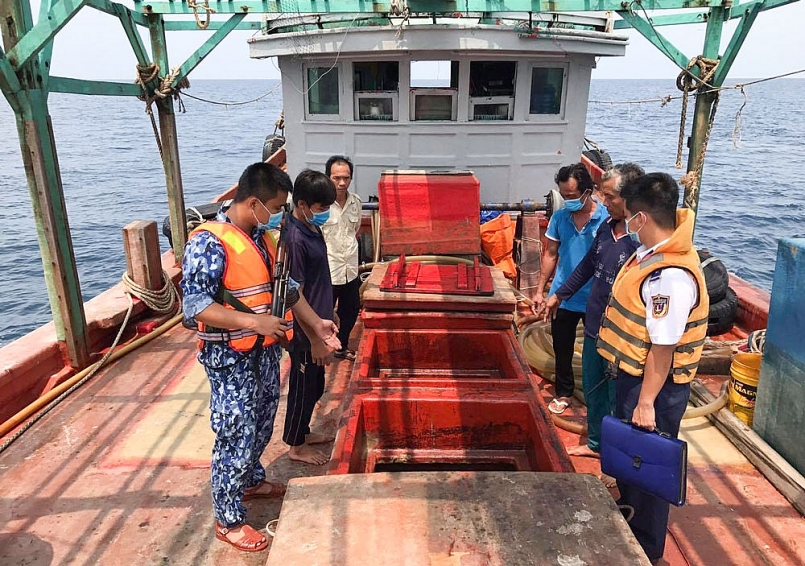 Lực lượng cảnh sát biển bắt giữ tàu chở trên 100.000 lít dầu DO không rõ nguồn gốc