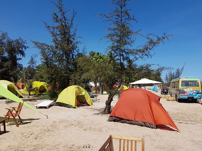 Du khách trải nghiệm cắm trại tại Đồ Sơn Hải Phòng