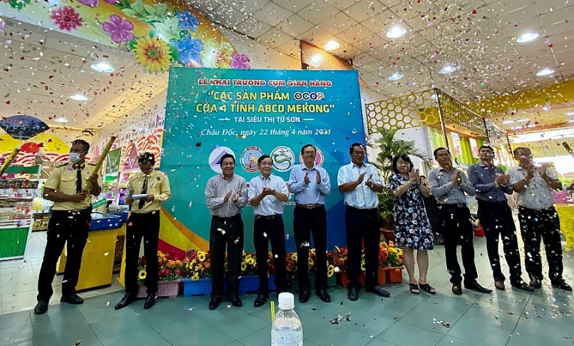 ác đại biểu thực hiện nghi thức khai trương cụm gian hàng “Các sản phẩm OCOP của 4 tỉnh ABCD Mekong” (ảnh angiang.gov)