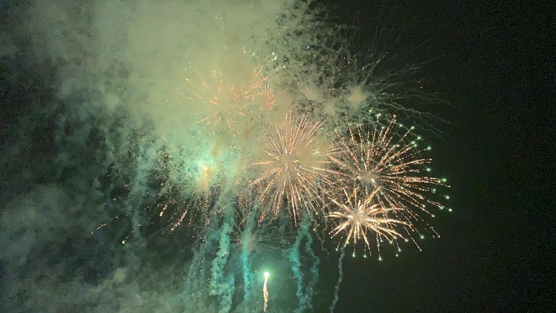 Bắn pháo hoa tại lễ hội du lịch biển Sầm Sơn năm 2021