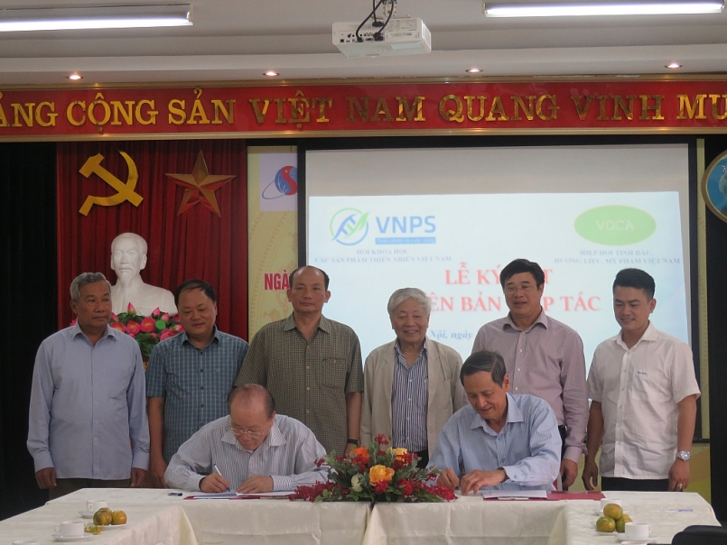 TS. Đỗ Duy Phi -  Chủ tịch VOCA (phải) và GS.TS Phạm Văn Thiêm - Chủ tịch VNPS (trái) thực hiện ký kết biên bản hợp tác