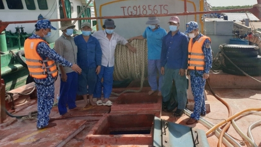 Lực lượng Cảnh sát biển bắt giữ tàu vận chuyển 140 khối dầu DO trái phép