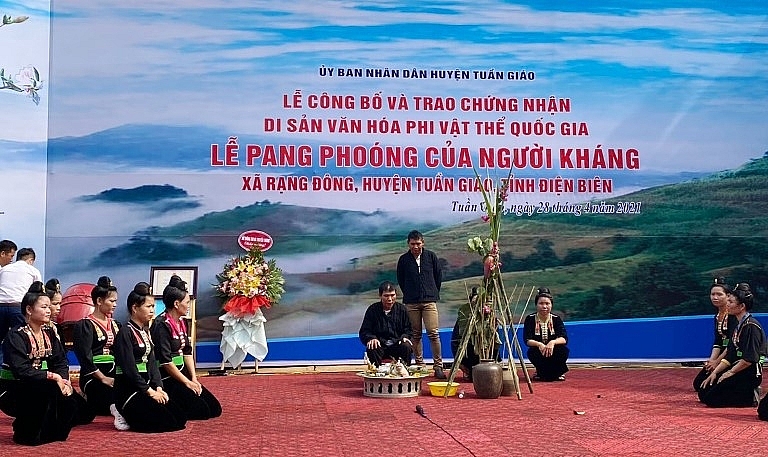 Công bố và trao chứng nhận di sản văn hóa phi vật thể cấp quốc gia lễ Pang Phóong của người Kháng