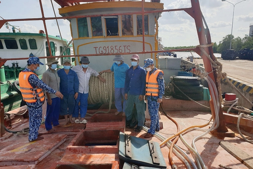 Lực lượng Cảnh sát biển bắt giữ tàu vận chuyển 140 khối dầu DO trái phép