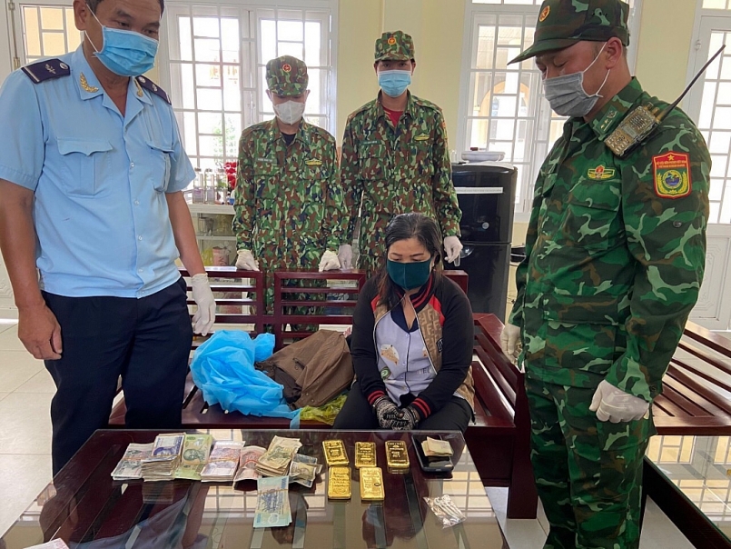 Lực lượng chức năng biên phòng và hải quan cửa khẩu quốc tế Tịnh Biên bắt quả tang Huỳnh Thị Nguyên vận chuyển tiền và 5kg kim loại nghi là vàng