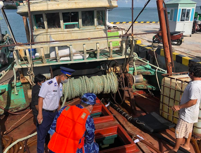 Lực lượng Cảnh sát biển bắt giữ 45.000 lít dầu DO trái phép trên vùng biển Đông Nam Côn Đảo