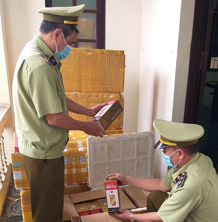Lực lượng QLTT đang kiểm tra kho hàng nhập lậu rượu ngoại tại Bắc Ninh