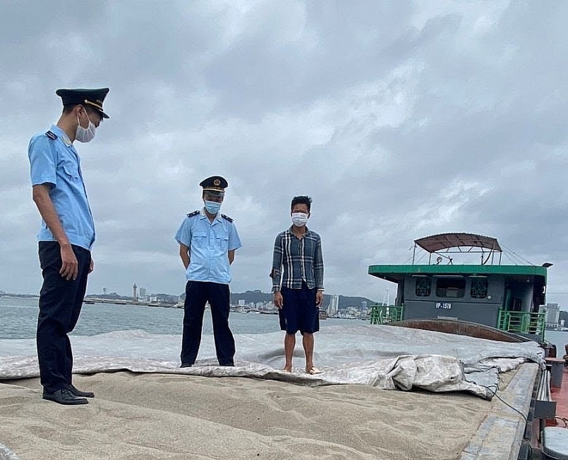 Hải quan Quảng Ninh bắt tàu chở 500 khối cát xây dựng không rõ nguồn gốc, xuất xứ