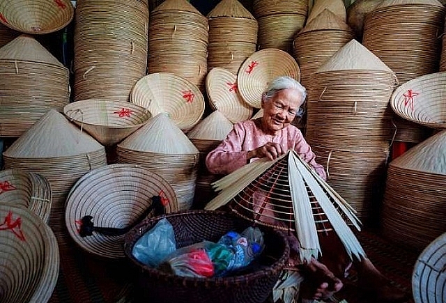 Với nỗ lực của HTX sản xuất kinh doanh nón lá Nam Hà (huyện Tiền Hải, tỉnh Thái Bình), nghề truyền thống không những không bị thất truyền