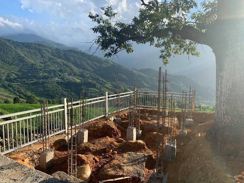 Dự án thi công chòi ngắm cảnh ở khu vực cây song song xã Y Tý, huyện Bát Xát, tỉnh Lào Cai bị nhiều người yêu du lịch phản ứng chê trách 